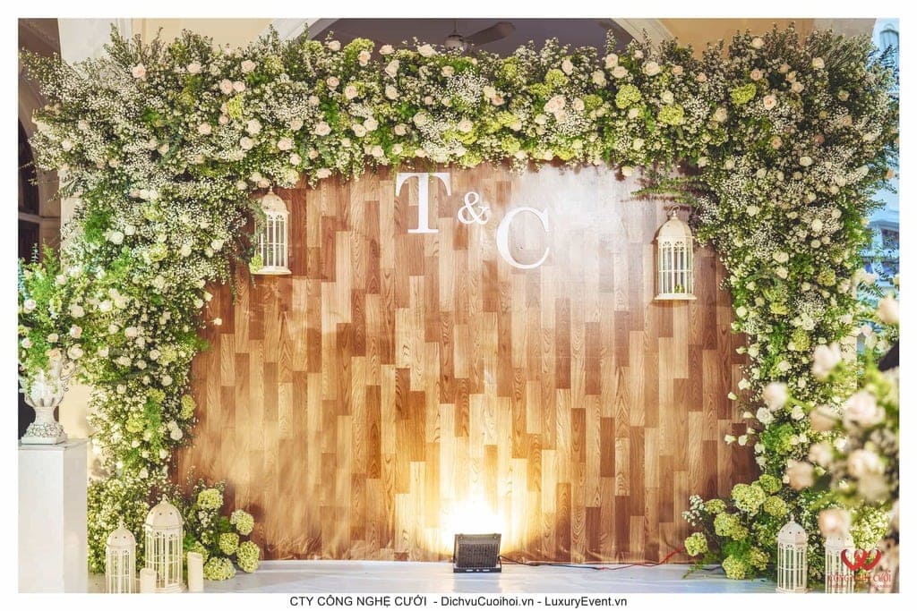Mẫu backdrop Rustic mộc mạc với hoa tươi và gỗ tự nhiên