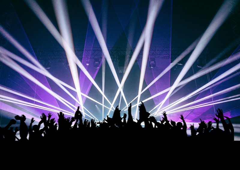 Một mẫu backdrop đầy màu sắc tại concert EDM